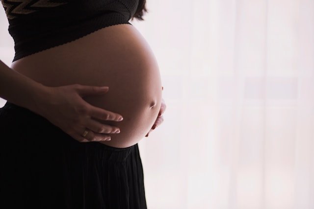The Importance of Moringa Oil in Every Woman’s Pregnancy Routine